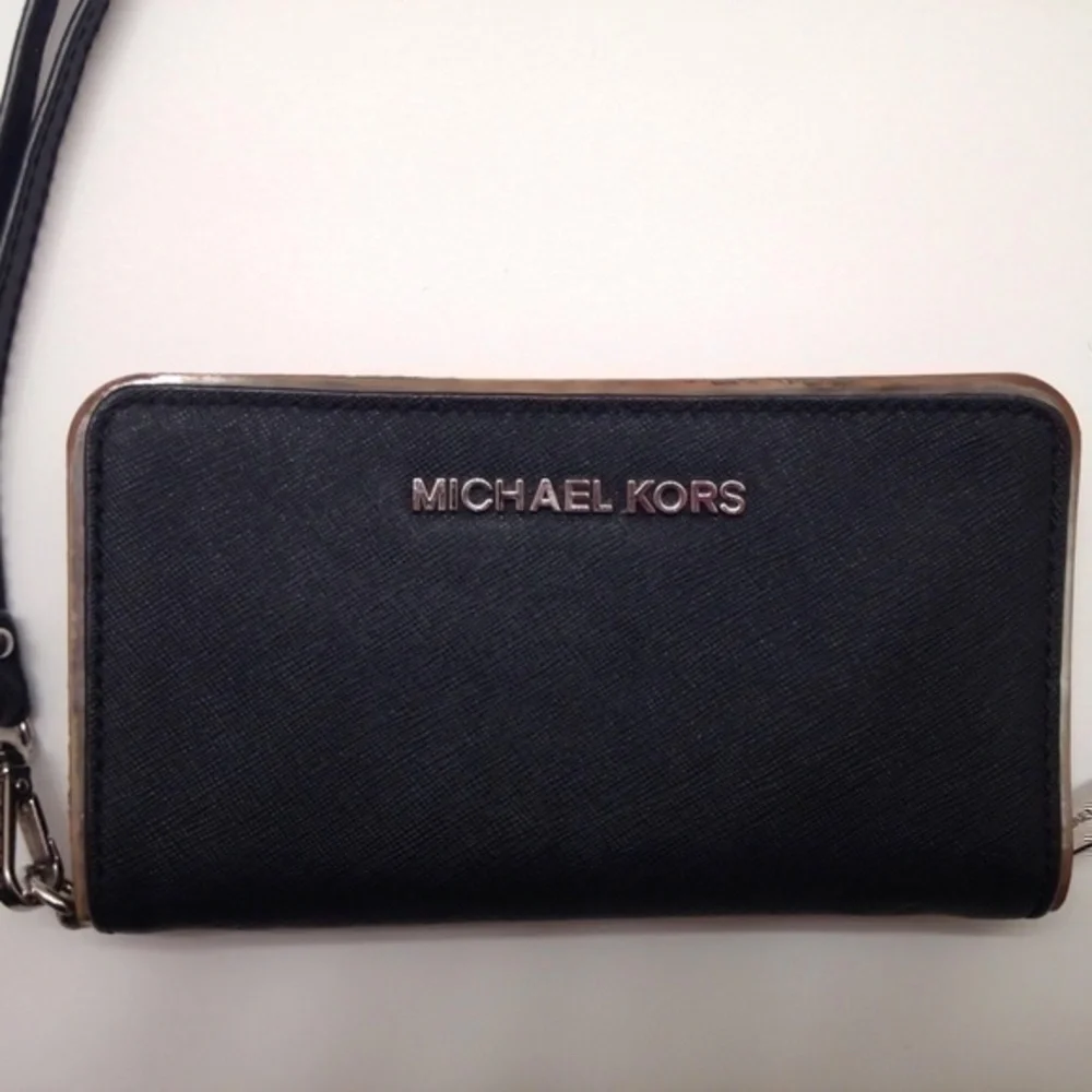 Michael kors black saffiano leather wristlet